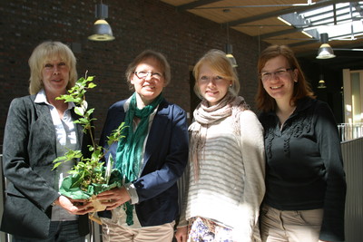 Ina Bogalski, leuiterin des Berufsbildungszentrums l.) und die beiden Mitglieder der Grünen Jugend Norderstedt, Alske Freter und Annika Grätz, informierten sich gemeinsam mit der Abgeordneten über die Arbeit im berufsbildungszentrum.