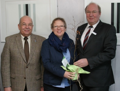 Nordfrieslands Kreispräsident Heinz Maurus und Landrat Dieter Harrsen versprachen, ein schönes Plätzchen fürs Bäumchen zu finden.